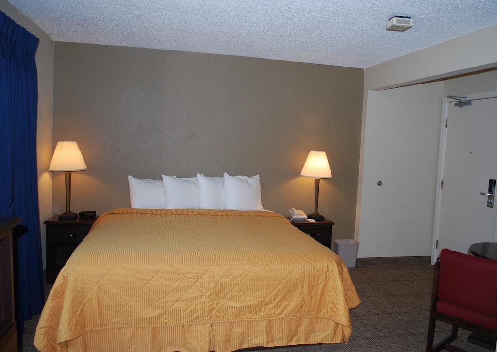 Clinton Inn & Suites Port Clinton Quarto foto