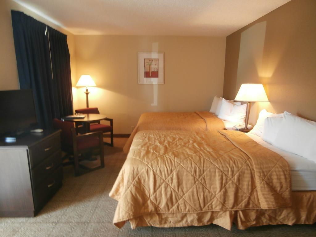 Clinton Inn & Suites Port Clinton Quarto foto