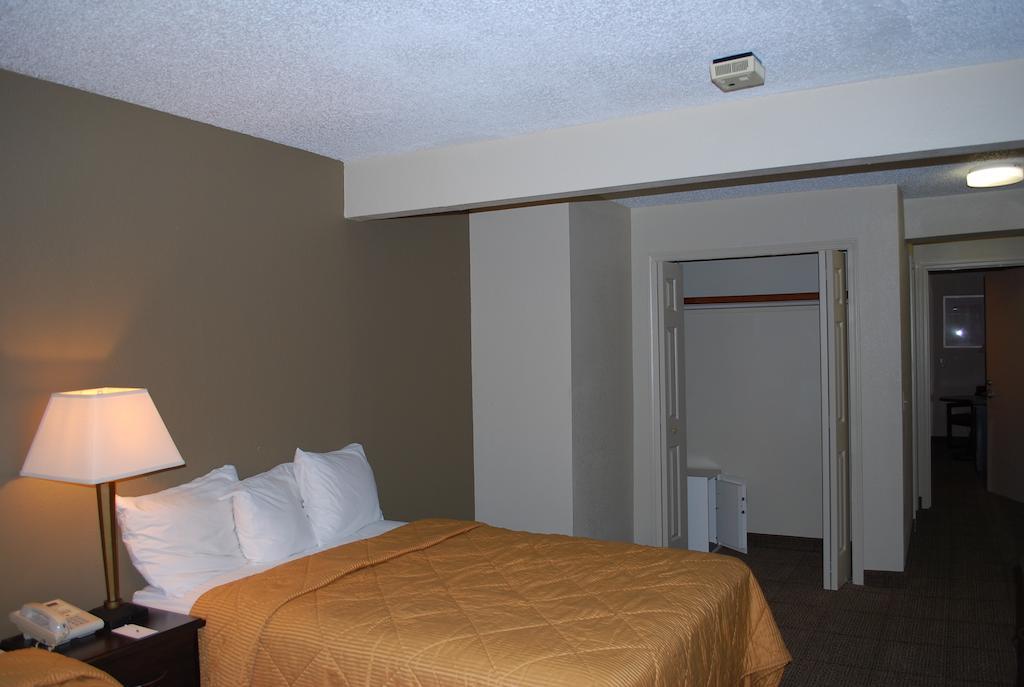 Clinton Inn & Suites Port Clinton Quarto foto