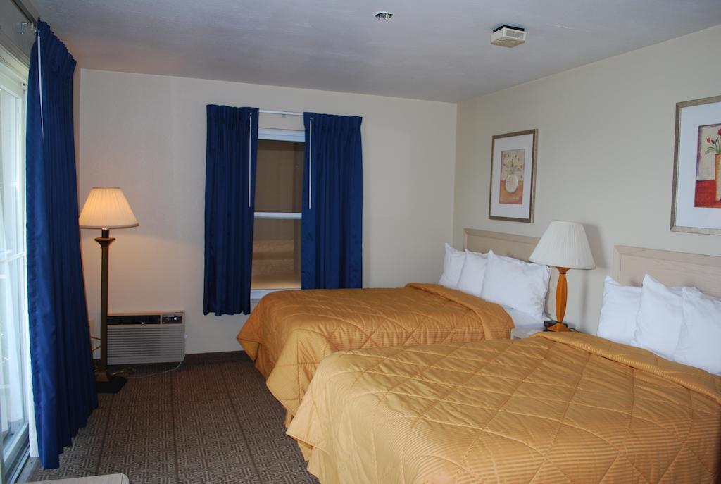 Clinton Inn & Suites Port Clinton Quarto foto