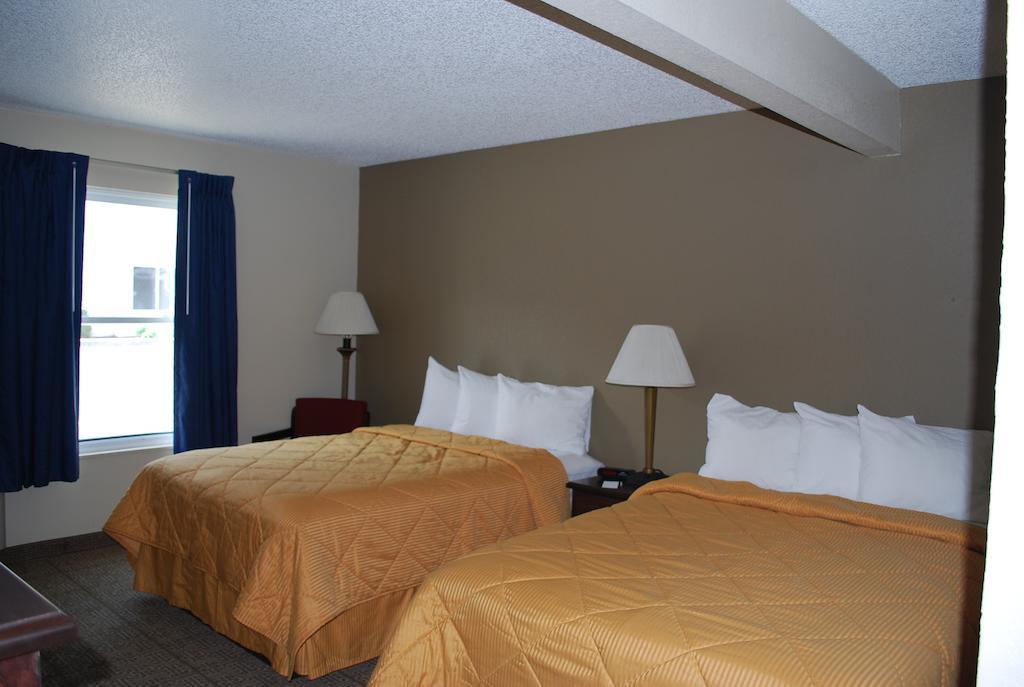 Clinton Inn & Suites Port Clinton Quarto foto