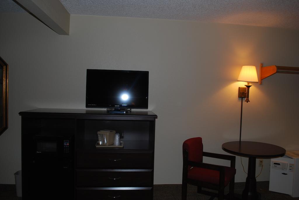 Clinton Inn & Suites Port Clinton Quarto foto