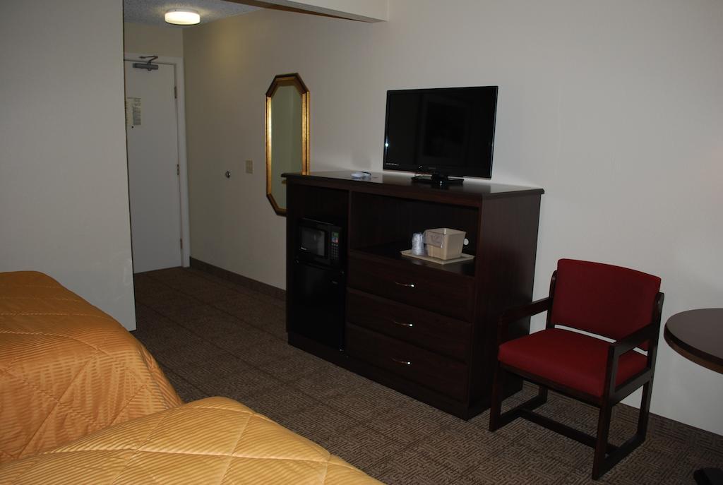 Clinton Inn & Suites Port Clinton Quarto foto